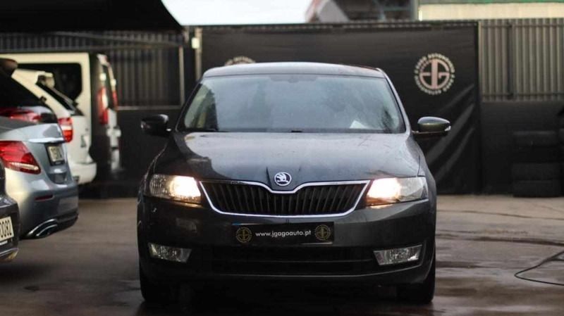 Cinzento Usado 2017 Skoda Rapid Ambition | € 13.900 - Imagem 1/4