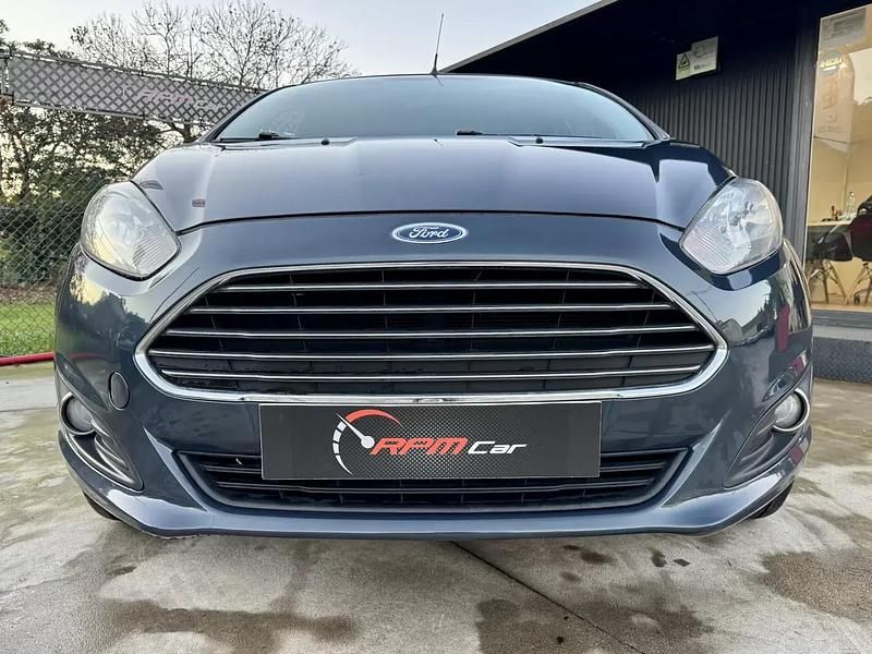 Usado Ford Fiesta Trend 65 HP (47 kW) 2014 Cinzento Citadino