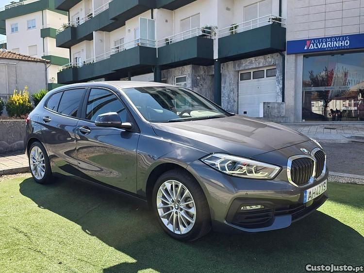 Cinza Usado 2021 BMW 116 Luxury Line Citadino | € 25.950 (Preço justo) - Imagem 1/1