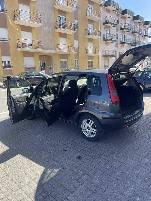 Usado 2004 Ford Fusion Sedan | € 1.700 - Imagem 1/4