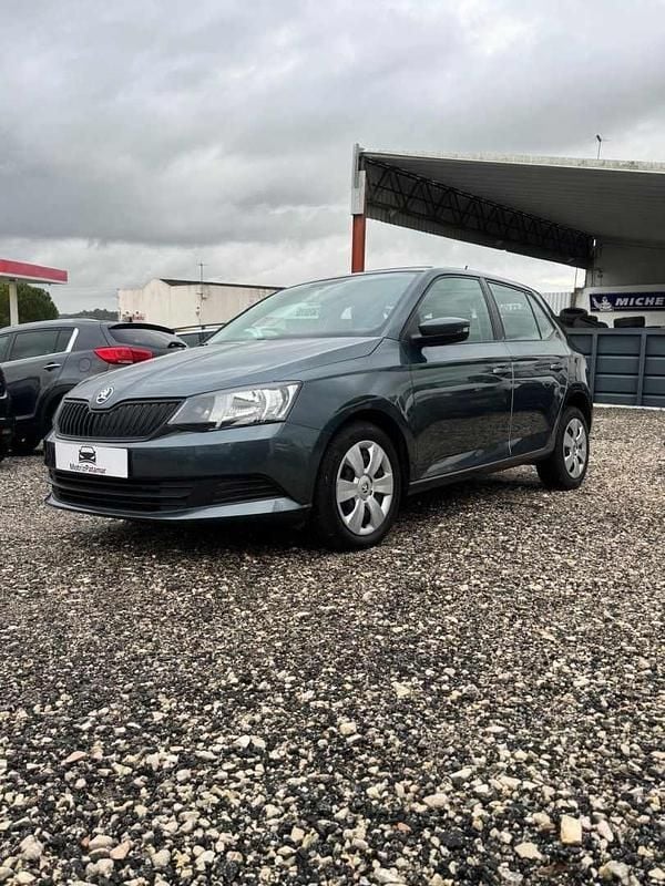 Usado Skoda Fabia 90 HP (66 kW) 2017 Cinzento Sedan