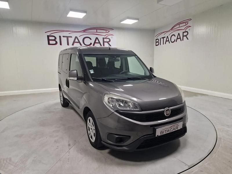 Cinzento Usado 2018 Fiat Doblò Monovolume | € 17.950 - Imagem 1/4