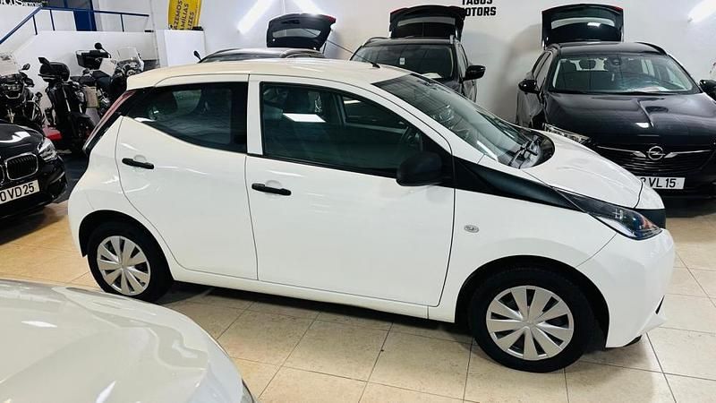 Usado Toyota Aygo 69 HP (50 kW) 2017 Branco Citadino
