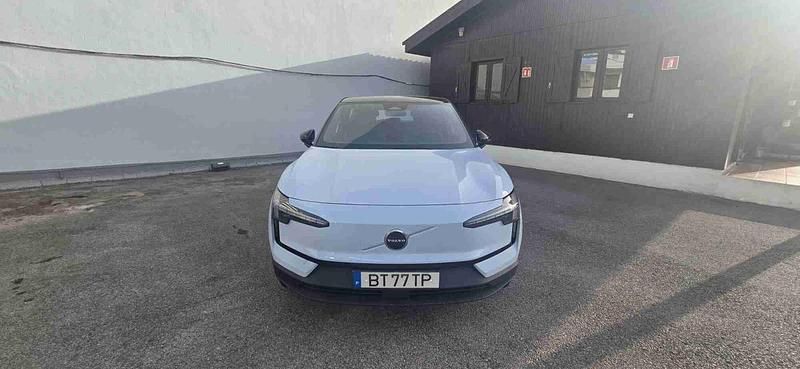 Cinzento Usado 2024 Volvo EX30 Plus SUV | € 38.990 (Preço justo) - Imagem 1/4
