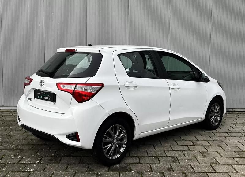 Usado Toyota Yaris Comfort 69 HP (50 kW) 2017 Branco