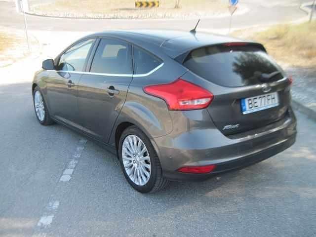 Usado Ford Focus Titanium 120 HP (88 kW) 2016 Cinzento Sedan