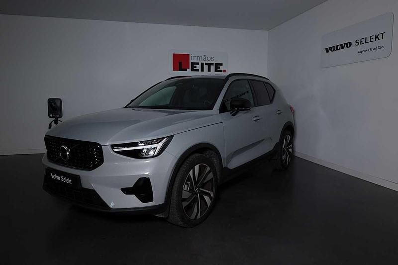 Prateado Usado 2025 Volvo XC40 SUV | € 44.900 - Imagem 1/4