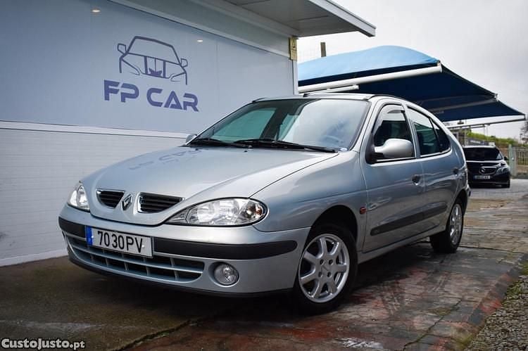 Cinza Usado 2000 Renault Mégane Citadino | € 1.950 - Imagem 1/1