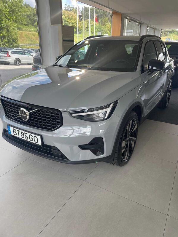 Cinzento Usado 2025 Volvo XC40 SUV | € 44.500 - Imagem 1/4