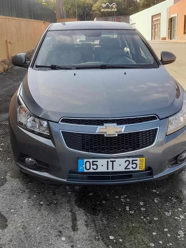 Usado Chevrolet Cruze 113 HP (83 kW) 2010 Cinzento Sedan