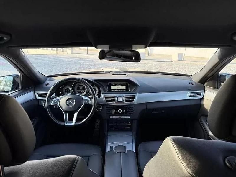 Usado Mercedes E250 Avantgarde 204 HP (150 kW) 2014 Azul escuro Carrinha
