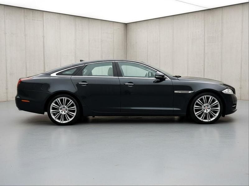 Usado Jaguar XJ 275 HP (202 kW) 2014 Cinzento Sedan