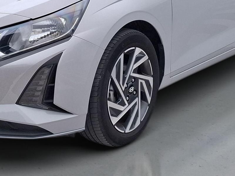 Usado Hyundai i20 Comfort 84 HP (61 kW) 2024 Lumen gray (metalizado)