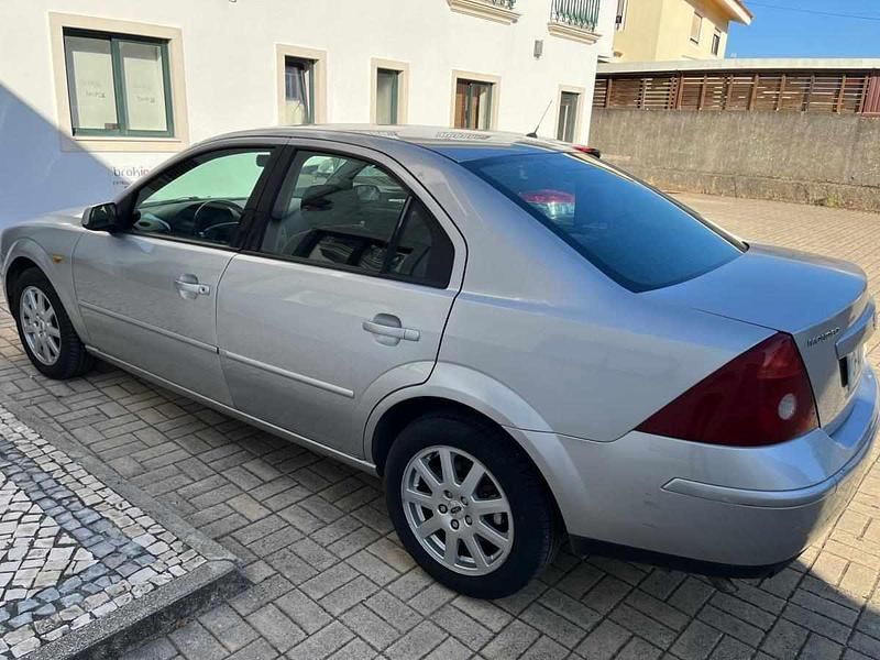 Cinzento Usado 2001 Ford Mondeo Citadino | € 2.600 - Imagem 1/4
