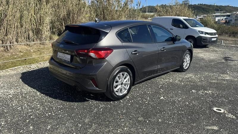 Usado Ford Focus 125 HP (91 kW) 2022 Cinza escuro Citadino