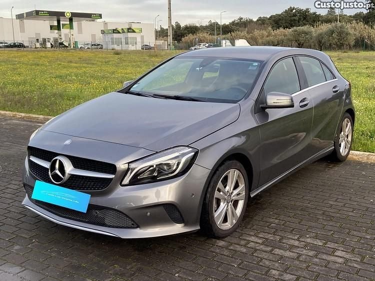 Usado Mercedes A180 109 HP (80 kW) 2016 Cinza Citadino