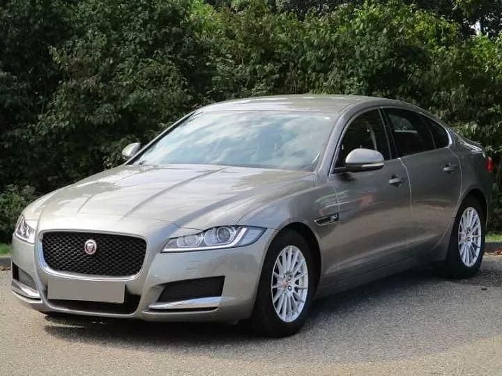 Dourado Usado 2017 Jaguar XF Prestige Sedan | € 19.800 (Preço justo) - Imagem 1/4