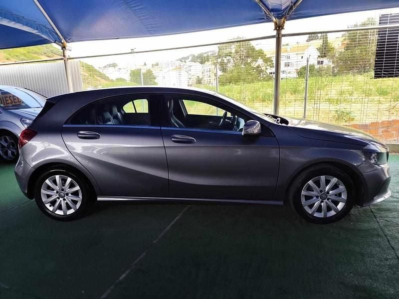 Usado Mercedes A180 109 HP (80 kW) 2016 Cinzento Citadino
