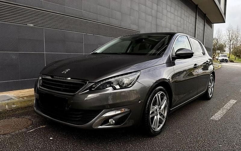 Usado Peugeot 308 Allure Premium 105 HP (77 kW) 2017 Sedan