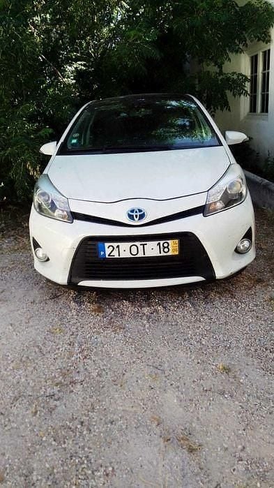 Usado 2014 Toyota Yaris Hybrid Luxury Sedan | € 12.800 - Imagem 1/4