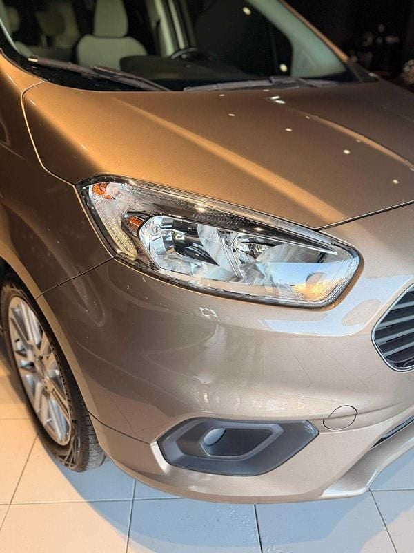 Usado Ford Tourneo Courier 100 HP (73 kW) 2018 Outra Monovolume