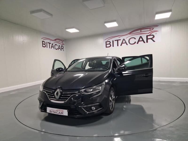 Usado Renault Mégane III 110 HP (80 kW) 2016 Preto