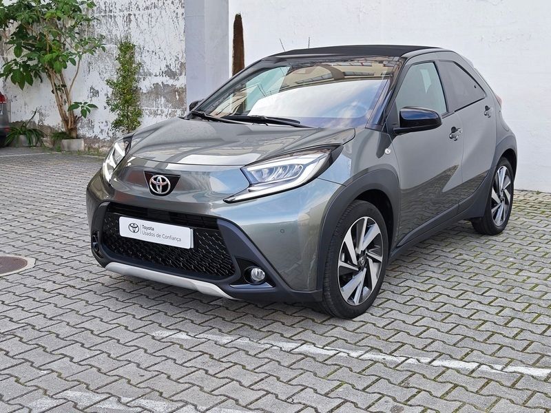Verde (pintura metalizada) Usado 2024 Toyota Aygo Envy Citadino | € 20.750 - Imagem 1/4