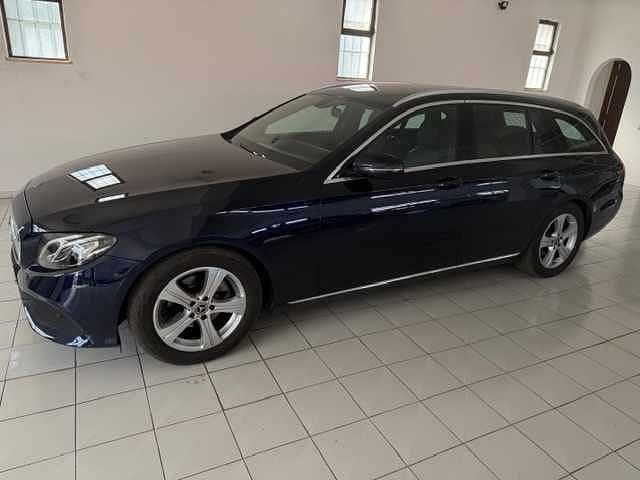 Usado Mercedes E220 194 HP (142 kW) 2017 Azul Carrinha