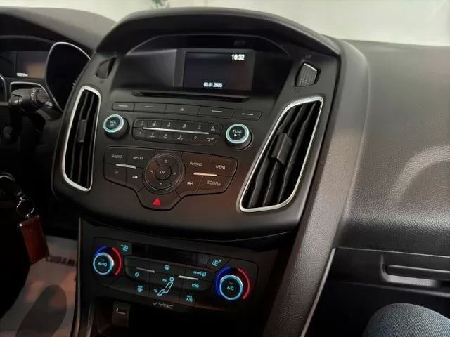 Usado Ford Focus 120 HP (88 kW) 2015 Cinzento Carrinha