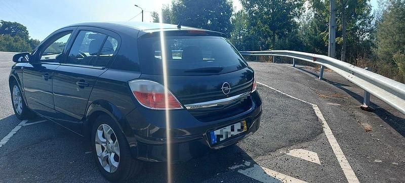 Usado Opel Astra 74 HP (54 kW) 2006 Sedan