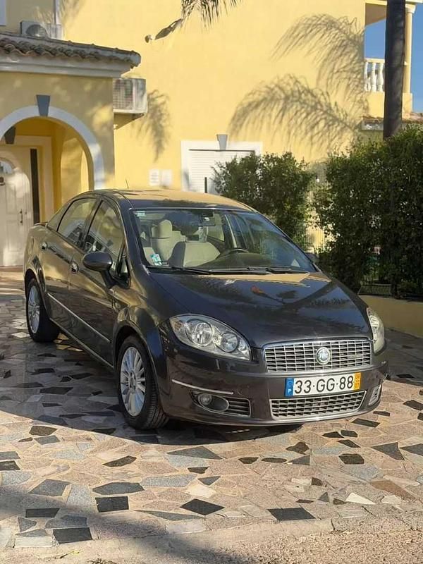 Cinzento Usado 2008 Fiat Linea Sedan | € 8.900 - Imagem 1/4