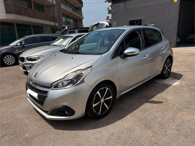 Cinzento Usado 2017 Peugeot 208 Allure Citadino | € 10.600 (Preço justo) - Imagem 1/4