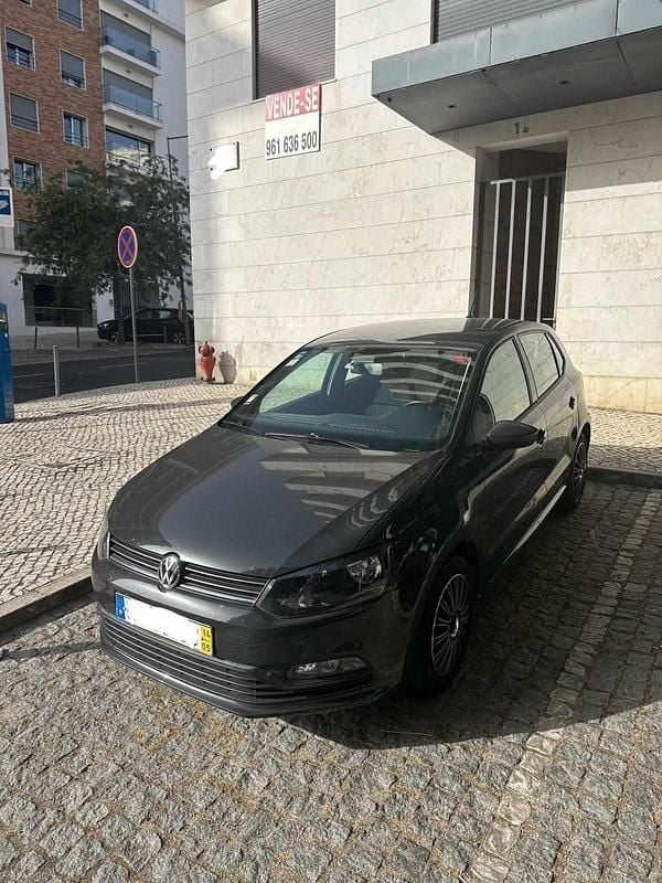 Usado VW Polo 75 HP (55 kW) 2014 Cinzento Citadino