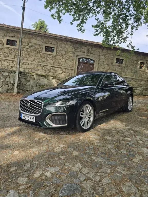 Verde Usado 2023 Jaguar XF Sedan | € 38.990 - Imagem 1/4