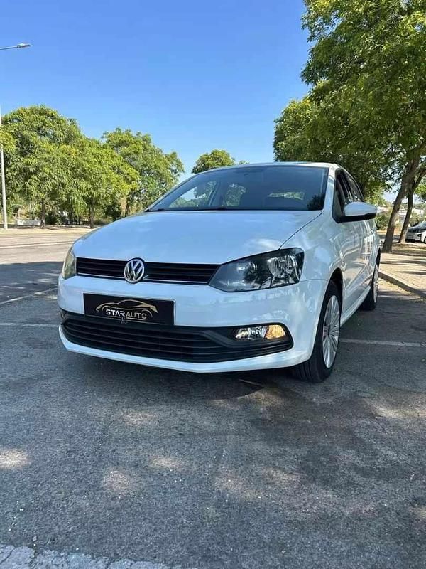 Branco Usado 2016 VW Polo Trendline Citadino | € 10.490 (Preço justo) - Imagem 1/4