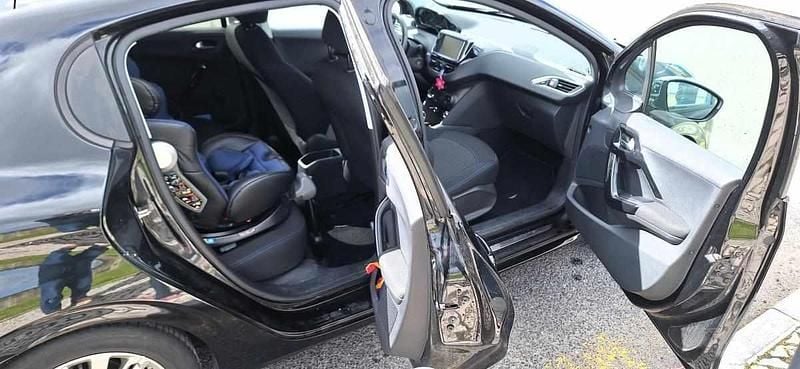 Usado Peugeot 208 82 HP (60 kW) 2017 Preto Citadino