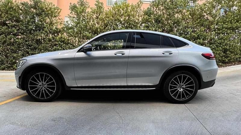 Cinzento Usado 2019 Mercedes GLC300 Citadino | € 47.900 - Imagem 1/4