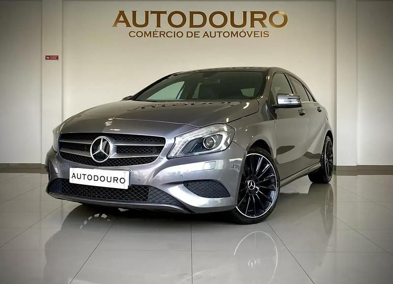 Cinza escuro Usado 2013 Mercedes A180 Urban | € 16.490 (Preço justo) - Imagem 1/4