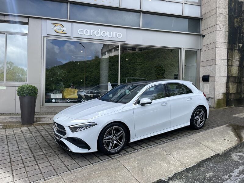 Branco preto Usado 2023 Mercedes A180 Citadino | € 37.900 (Preço elevado) - Imagem 1/4