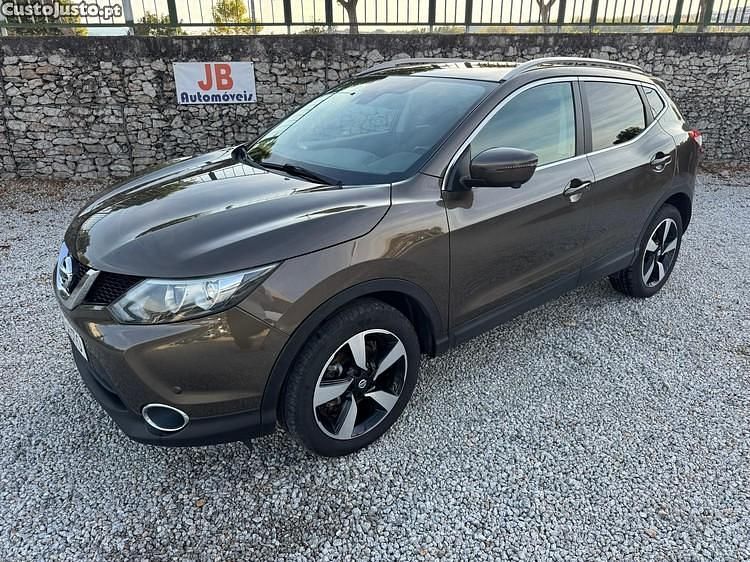 Castanho Usado 2017 Nissan Qashqai N-Connecta SUV | € 16.850 (Preço justo) - Imagem 1/1