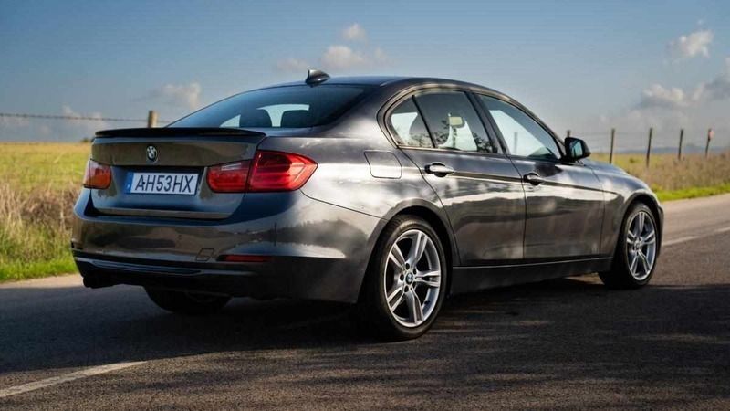 Cinzento Usado 2013 BMW 328 Sedan | € 28.500 - Imagem 1/4
