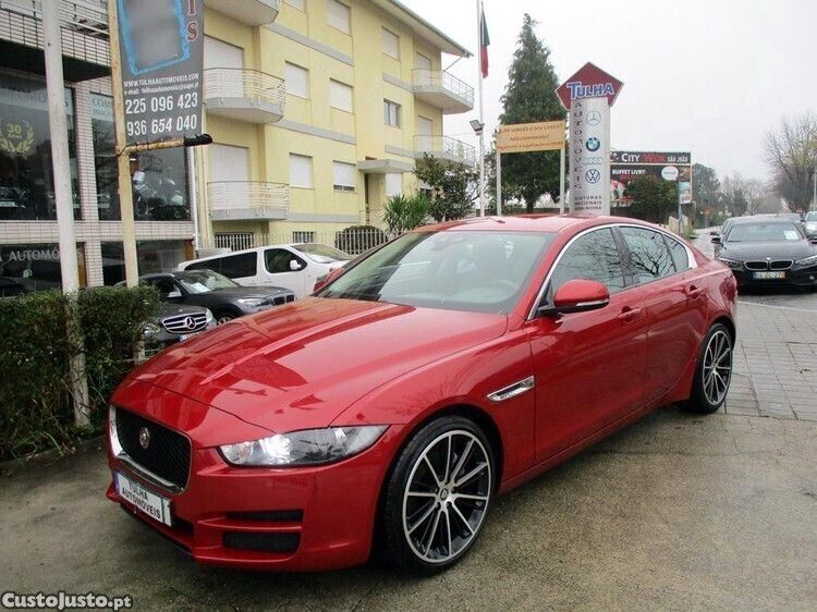 Vermelho Usado 2016 Jaguar XE Sedan | € 17.500 (Preço justo) - Imagem 1/1