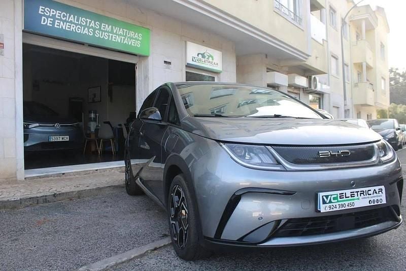 Cinza Usado 2024 BYD Dolphin Comfort Citadino | € 27.250 (Preço justo) - Imagem 1/4