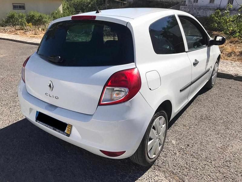 Usado Renault Clio II 68 HP (50 kW) 2009 Branco Citadino