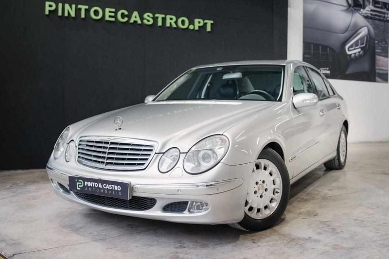 Cinzento Usado 2004 Mercedes E220 | € 9.990 - Imagem 1/4