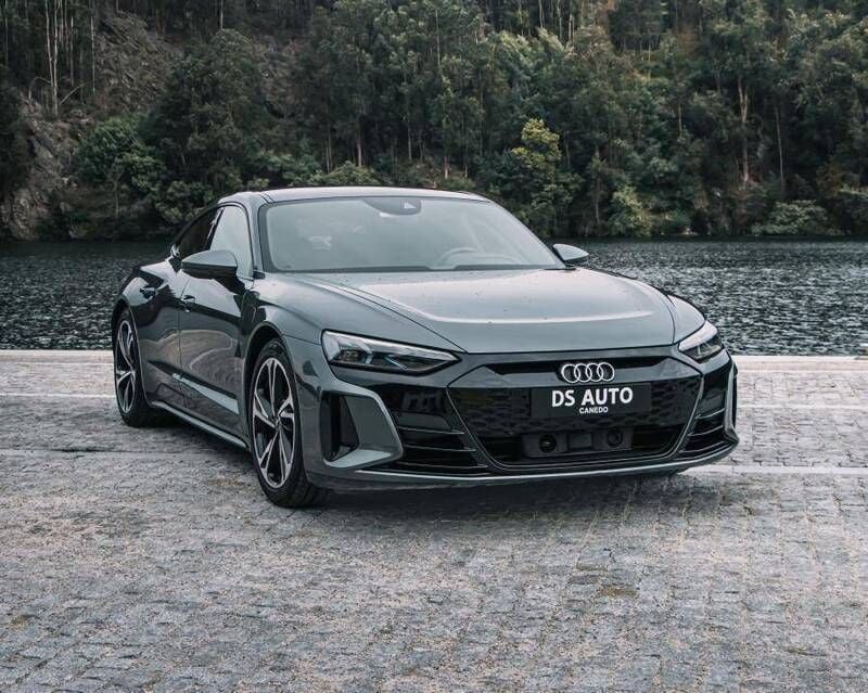 Cinzento Usado 2022 Audi e-tron GT quattro Sedan | € 73.000 - Imagem 1/4