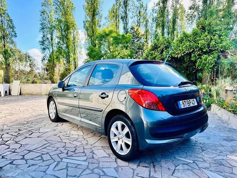 Usado Peugeot 207 70 HP (51 kW) 2010 Verde