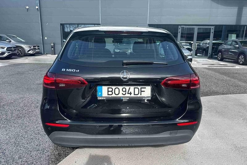 Usado Mercedes B180 116 HP (85 kW) 2024 Preto Monovolume