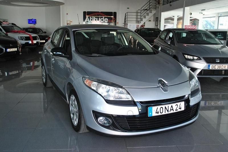 Cinza Usado 2012 Renault Mégane III Dynamique | € 8.650 (Preço justo) - Imagem 1/4