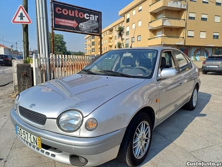 Cinza Usado 1998 Toyota Corolla | € 2.965 - Imagem 1/1